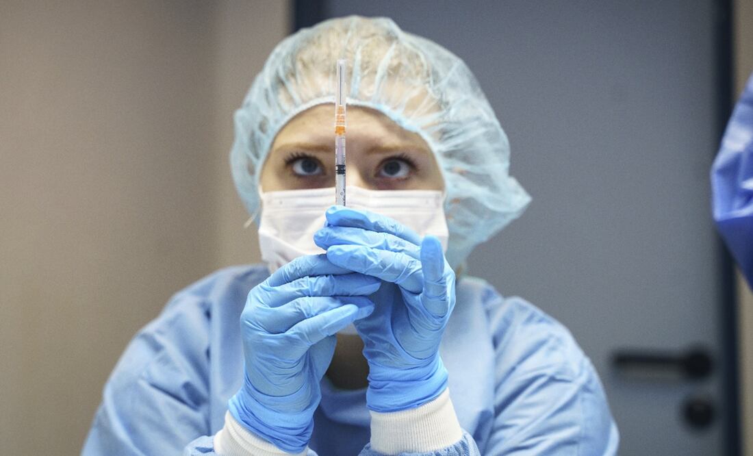 Mezcla de dos dosis de Sinovac más una de Pfizer aumenta "salvajemente" la inmunidad contra Covid-19