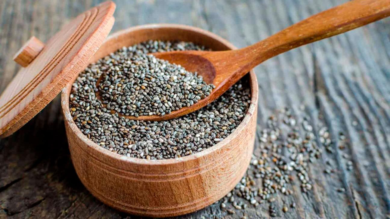 Healthline describe a la chía como teniendo “un perfil nutricional impresionante”, ya que en una sola porción (dos cucharadas soperas) contiene grandes cantidades de proteínas, ácidos grasos omega-3, hierro, fibra, fósforo, vitamina B1, vitamina B3 y otros micronutrientes.

Foto: Producción El Universal Puebla