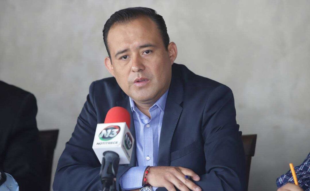 El presidente del Congreso, Eduardo Castillo, ofreció conferencia de prensa | foto: Agencia Es Imagen para El Universal Puebla