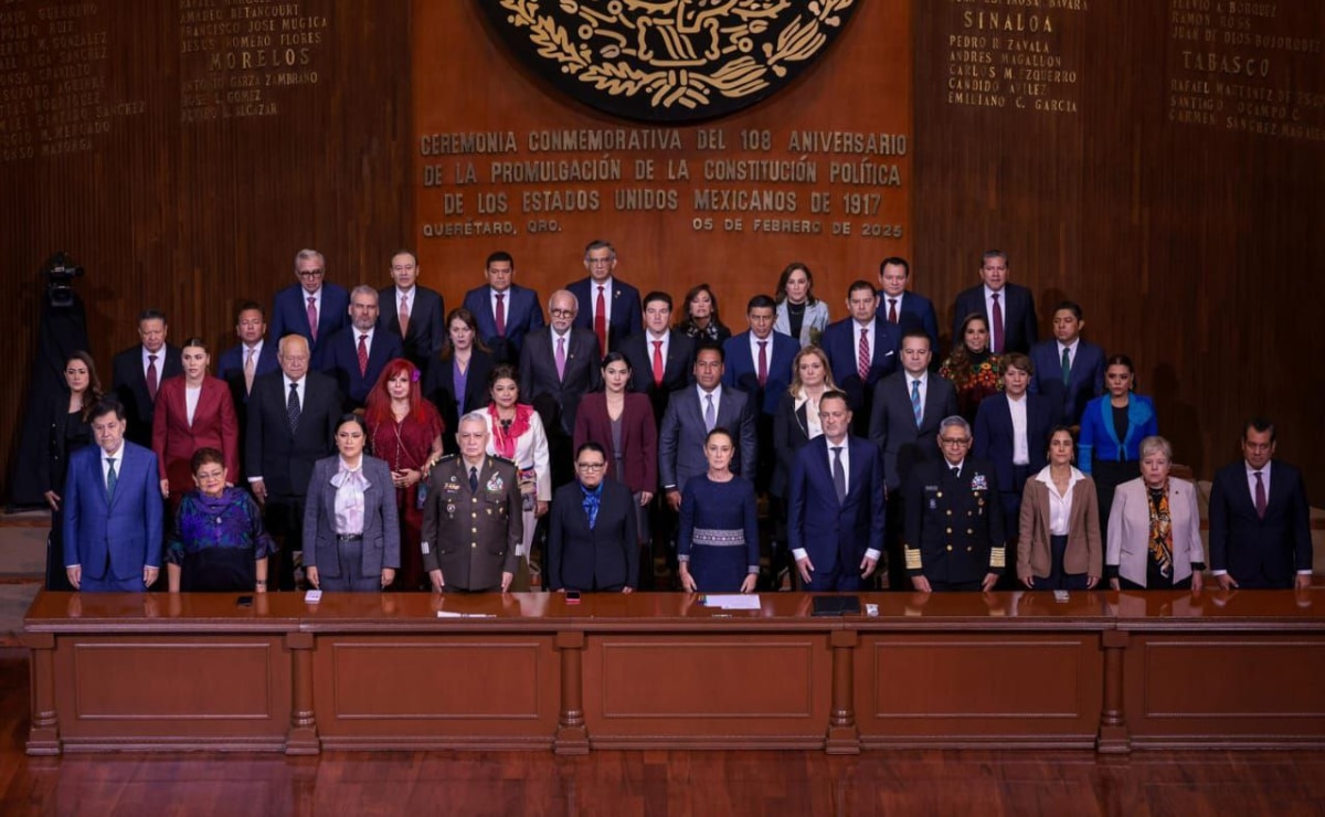 El gobernador de Puebla asistió al 108 aniversario de la Constitución Mexicana en Querétaro I Foto: Gobierno del Estado