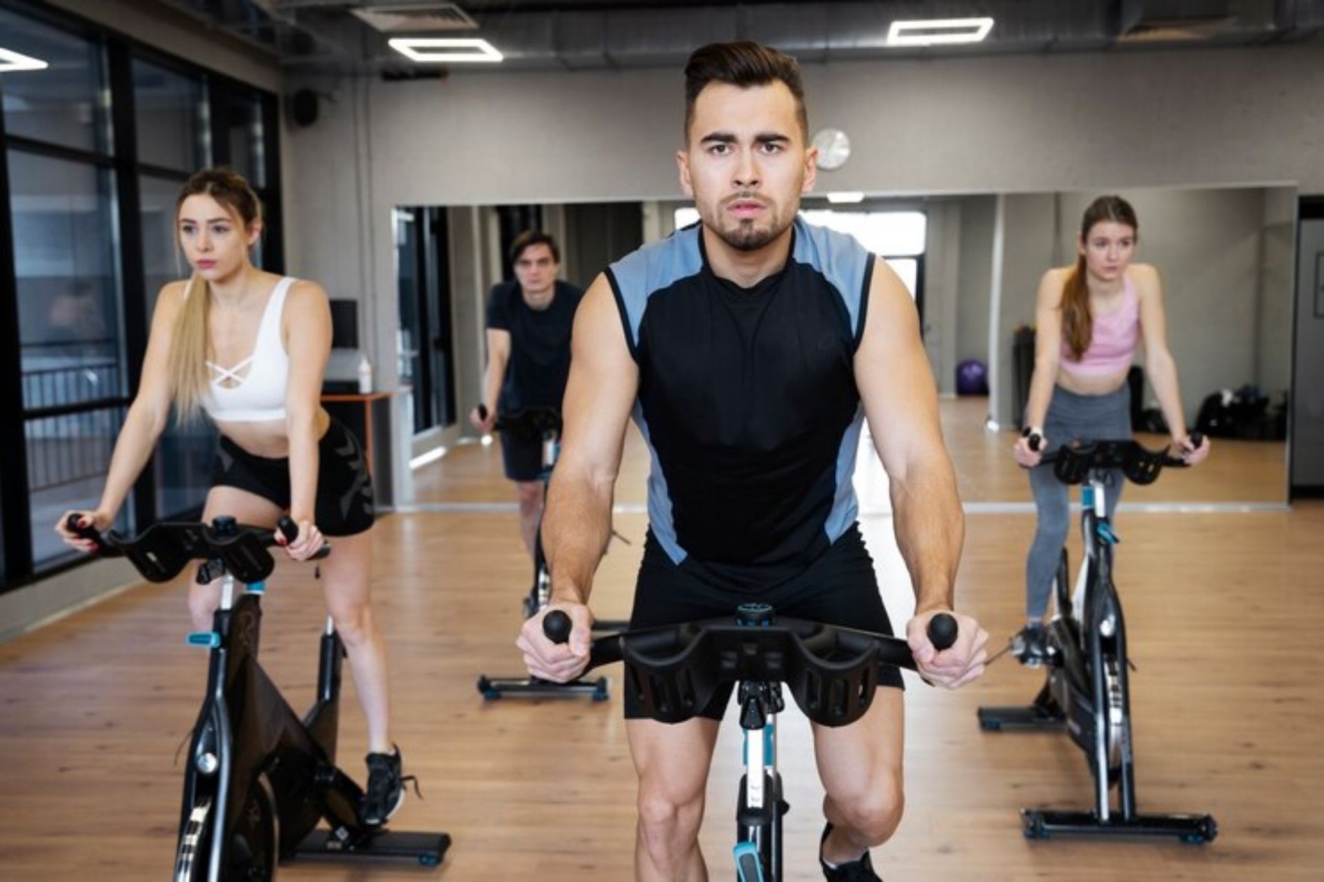 ¿Cuánto tiempo se debe hacer ejercicio en bicicleta fija?