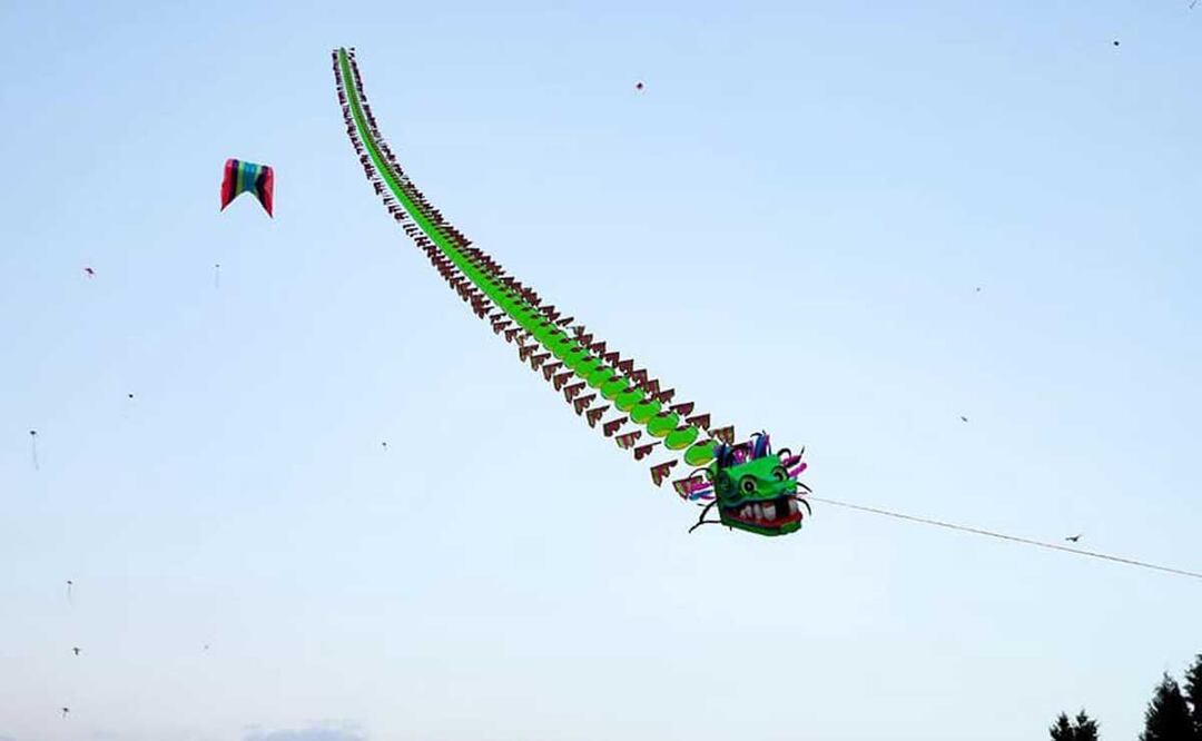 El papalote “Quetzalcóatl” mide 116 metros de largo y fue elaborado de manera artesanal | Foto: Facebook Ayuntamiento de San Andrés Cholula