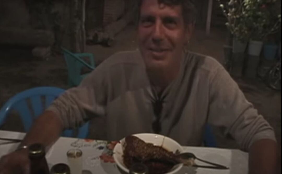 El famoso chef Anthony Bourdain comió un delicioso mole poblano con guajolote en Izúcar de Matamoros | Foto: Captura Go Traveler