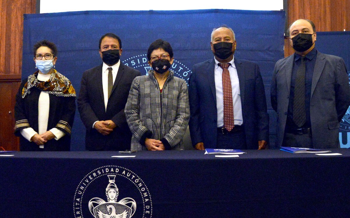 Lilia Cedillo reconoce labor de la Facultad de Lenguas de la BUAP