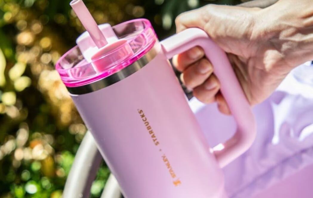 El termo rosa de Starbucks es muy codiciado entre los fans de la marca | Archivo El Universal