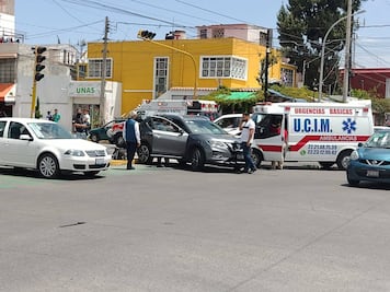 Dos lesionados deja choque entre ambulancia y camioneta en la Ladrillera de Benítez