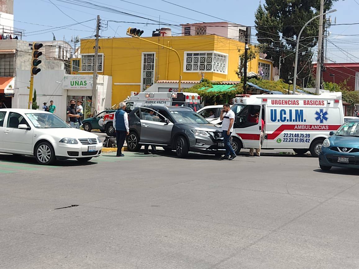Dos lesionados deja choque entre ambulancia y camioneta en la Ladrillera de Benítez