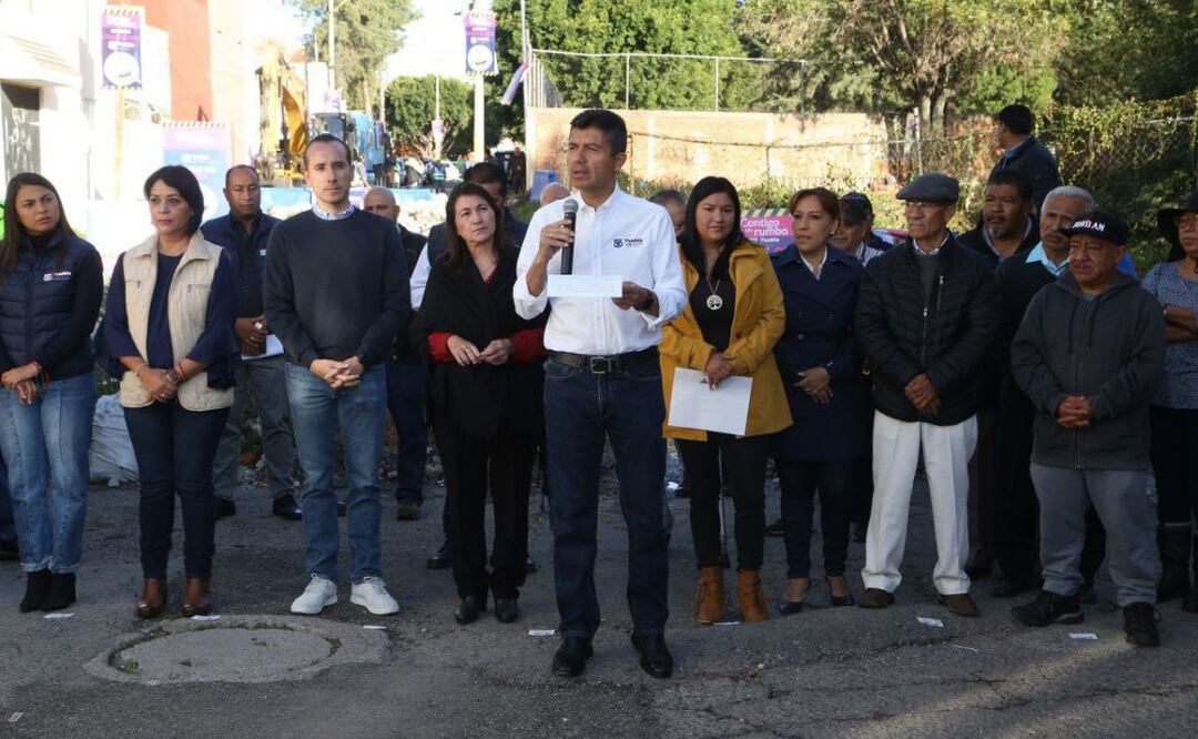 Eduardo Rivera Pérez estuvo en la colonia Naciones Unidas para iniciar las obras | Foto: Ayuntamiento de Puebla