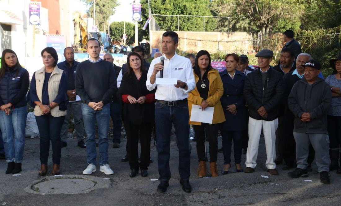 Eduardo Rivera Pérez estuvo en la colonia Naciones Unidas para iniciar las obras | Foto: Ayuntamiento de Puebla