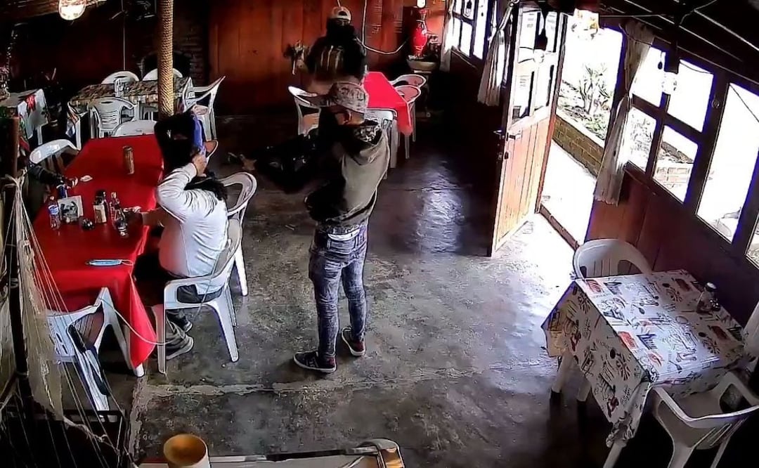 Una familia que se encontraba en un restaurante de Cañada Morelos fue asaltada con violencia por encapuchados con armas largas | Foto: Twitter estado21_