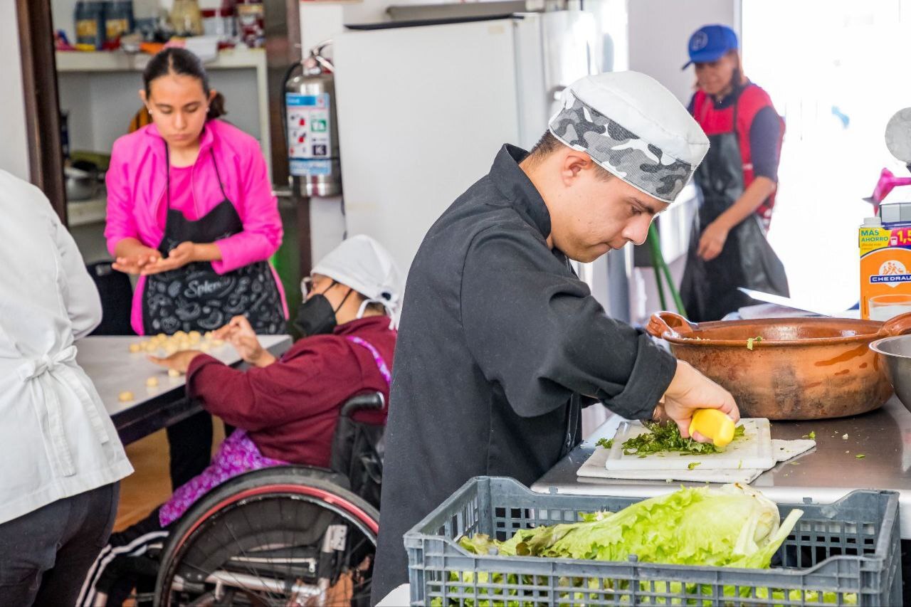 Una de las terapias que se ofrece en el SMDIF es la ocupacional | Foto: Ayuntamiento de Puebla