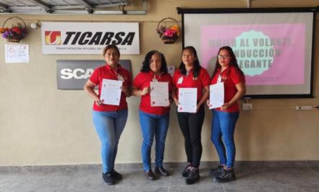 Poblanas al volante: mujeres traileras que rompieron estereotipos
