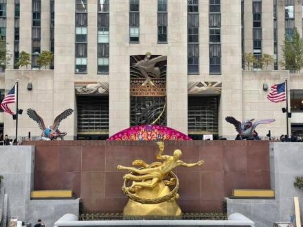 Artesanos de Tlaxcala montan ofrenda de muertos en el Rockefeller Center de Nueva York