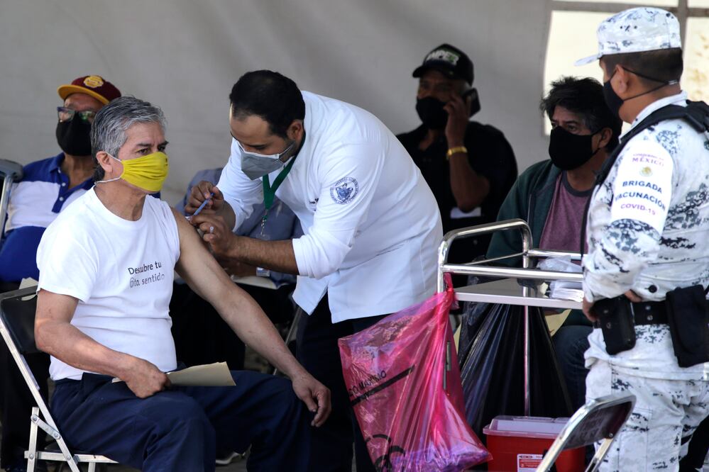 Todo el personal de salud que aplica las vacunas debe seguir un protocolo Imagen: Agencia Enfoque para El Universal Puebla