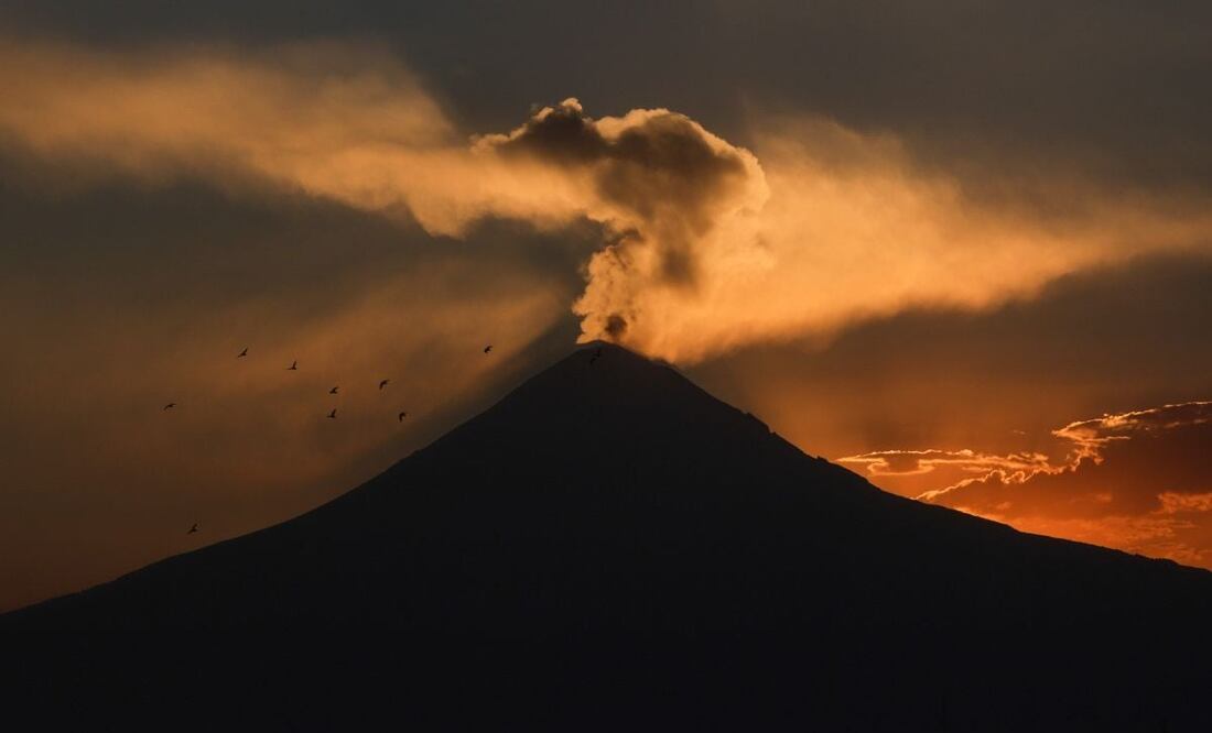 La ceniza del volcán no debe mojarse ni dejarse acumular. | Foto: Agencia Es Imagen para El Universal Puebla