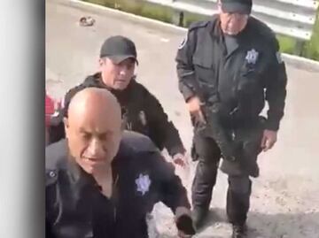 Video: Policías estatales y chofer se pelean hasta a cachetadas en la Puebla-Orizaba