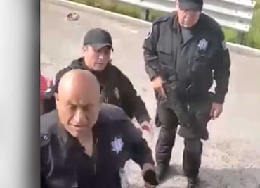 Video: Policías estatales y chofer se pelean hasta a cachetadas en la Puebla-Orizaba