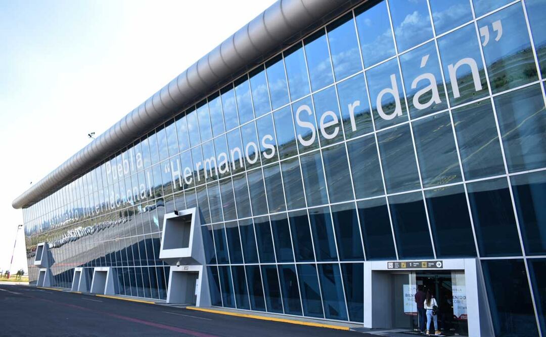 Cuatro vuelos que debían aterrizar en el Aeropuerto Internacional Hermanos Serdán fueron desviados | Foto: Agencia Es Imagen para El Universal Puebla
