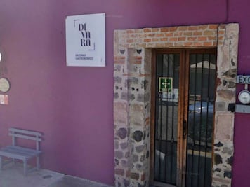 Roban cinco vehículos en Divará de Cholula