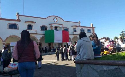 Conmemoran en Teteles el Día de la Bandera sin Escudo Nacional