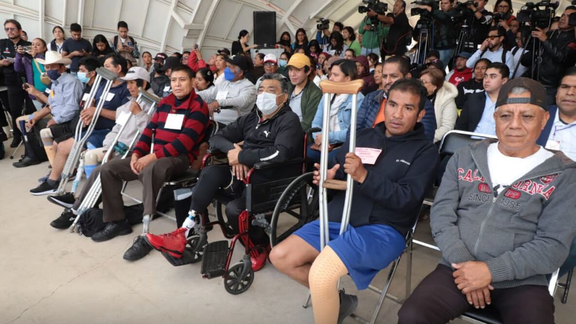 Al menos 155 personas fueron beneficiadas con la entrega de prótesis en Puebla | Foto: Sistema Estatal DIF