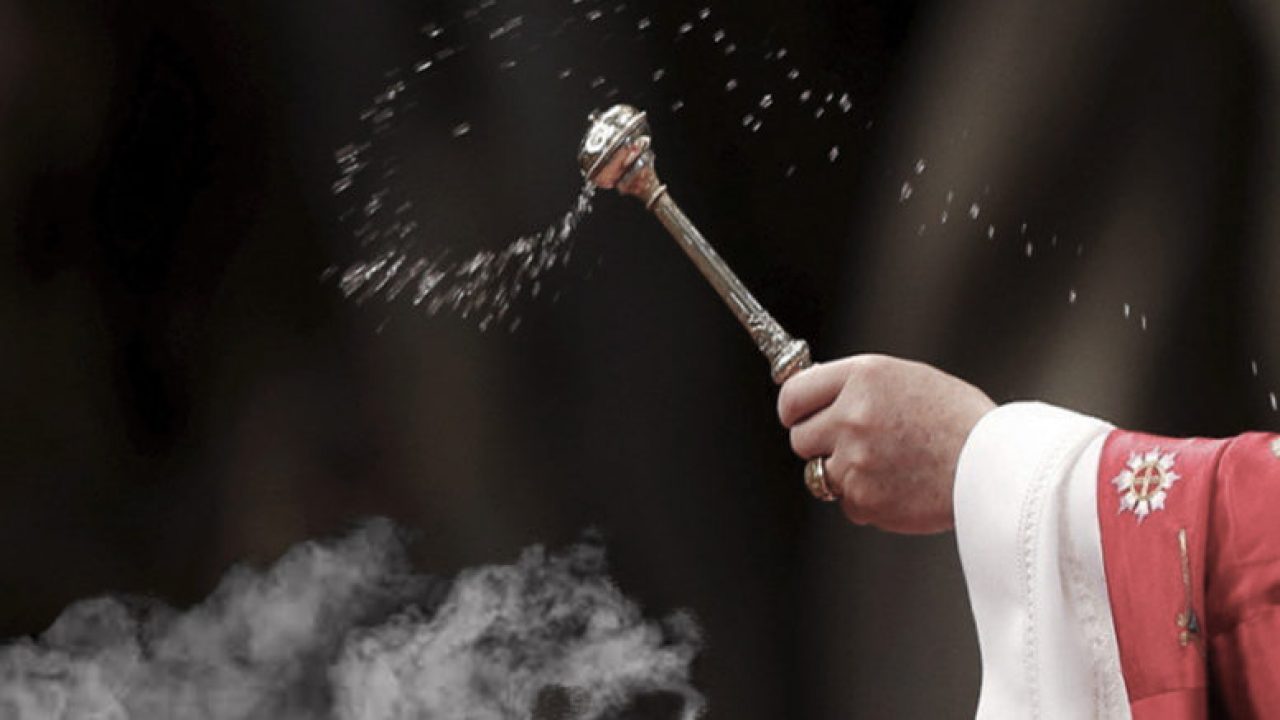 El agua bendita es un sacramental en la Fe Católica, utilizado para recordar la gracia del Bautismo y reforzar la conexión espiritual con lo divino. 

Foto: Producción El Universal Puebla