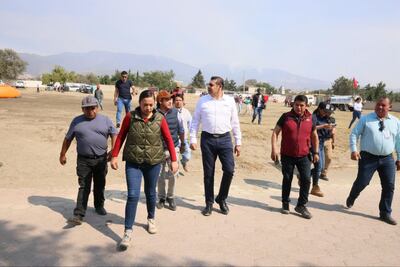 Por aire y por tierra gobernador Alejandro Armenta supervisa combate de incendios
