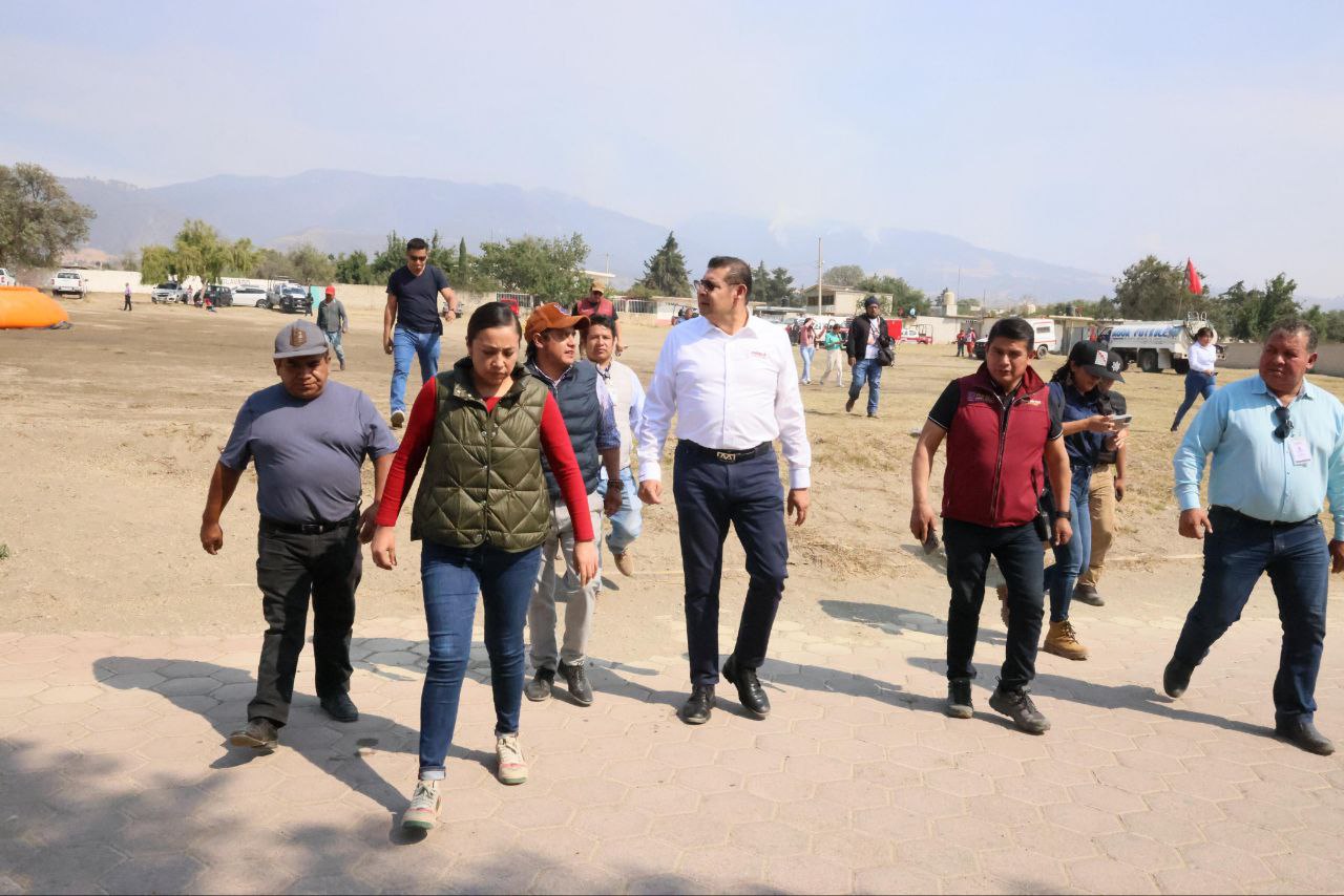 Por aire y por tierra gobernador Alejandro Armenta supervisa combate de incendios