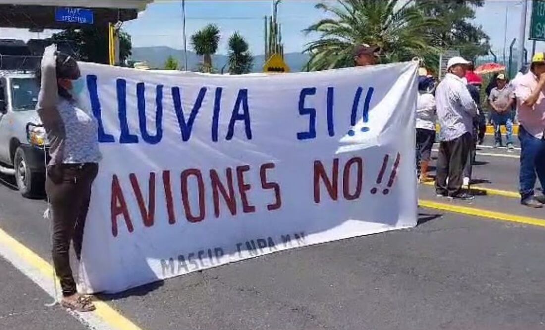 Como medida de protesta por el uso de avionetas antilluvia fue bloqueada la carretera Cuacnopalan-Oaxaca | Foto: Agencia Es Imagen para El Universal Puebla