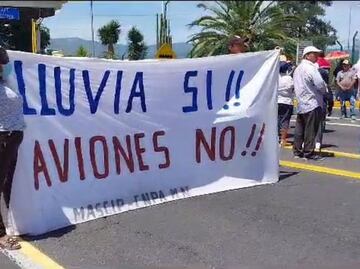 Bloquean la Cuacnopalan-Oaxaca; exigen prohibición de avionetas antilluvia por sequía