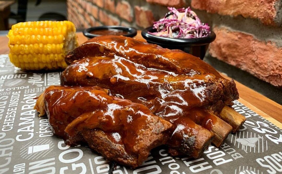 Las costillitas son un antojo irresistible, un lugar bastante conocido para comerlas es John Barrigón | IMAGEN: Especial