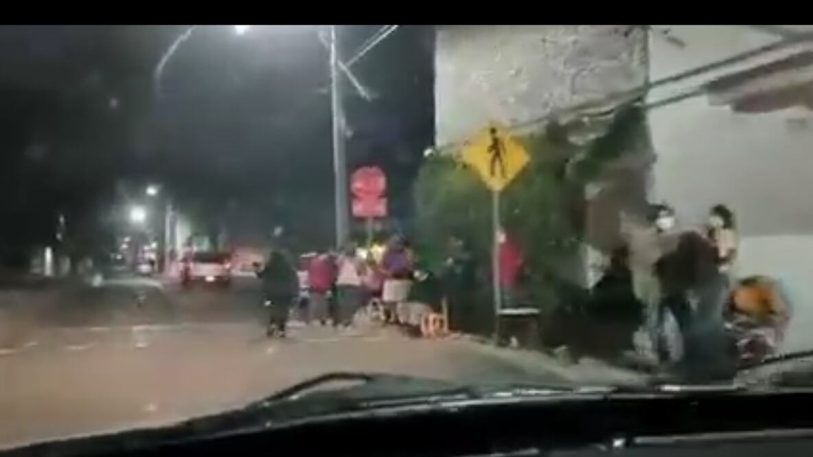 Personas esperan recibir turno para la aplicación de la vacuna anticovid Imagen: Captura de Facebook