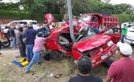 Mueren madre e hija en accidente automovilístico; conductor huyó del lugar