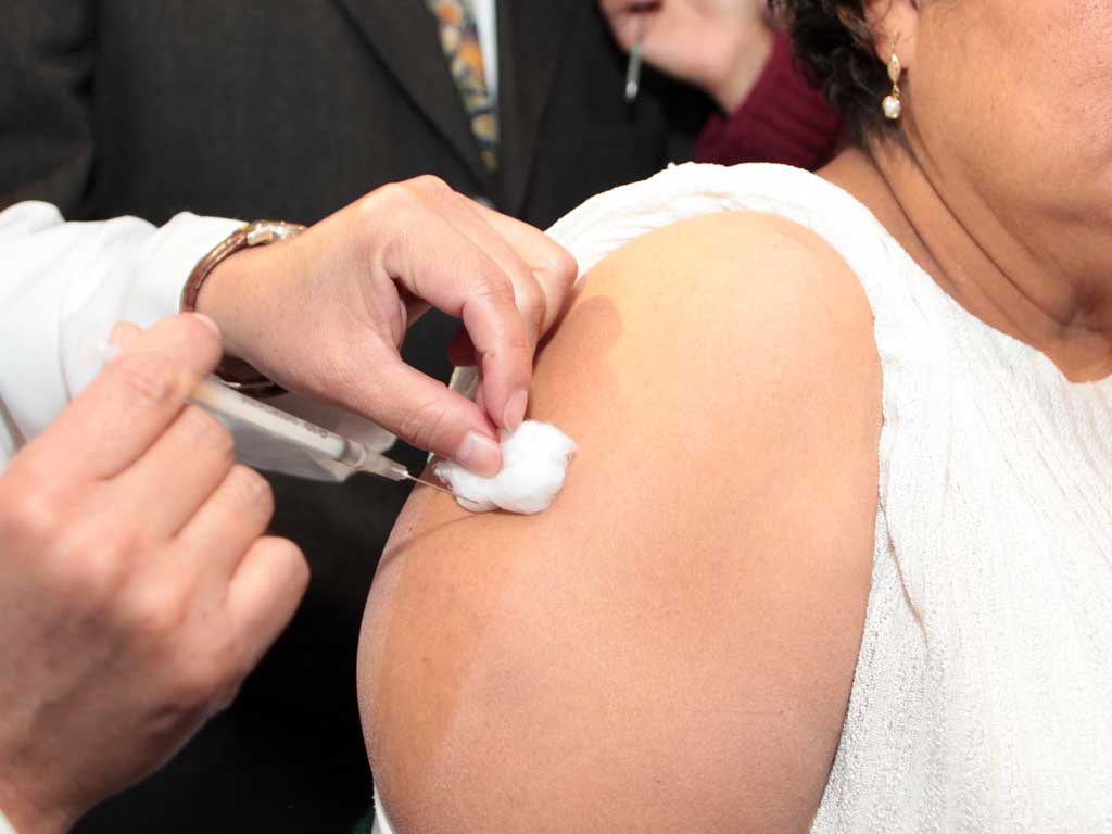 Tercera dosis para adultos mayores está prevista para jueves 9 de diciembre