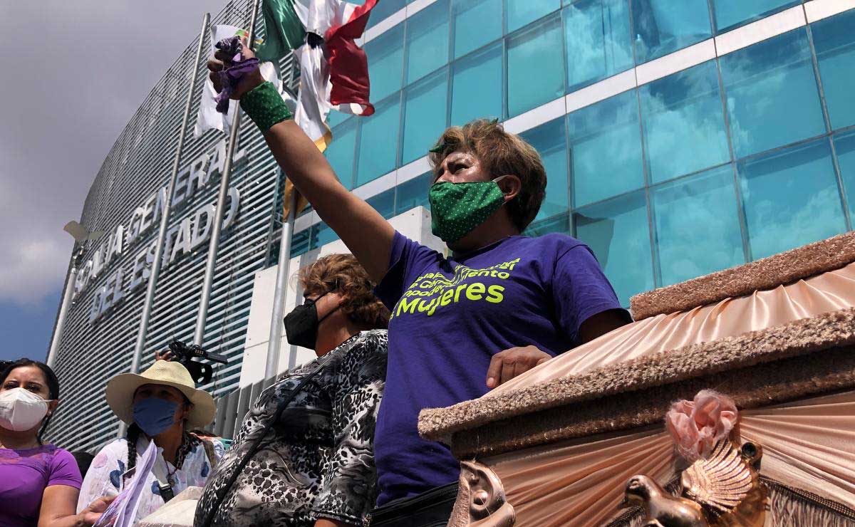 Familiares de desaparecidos y colectivos trans marchan en Puebla