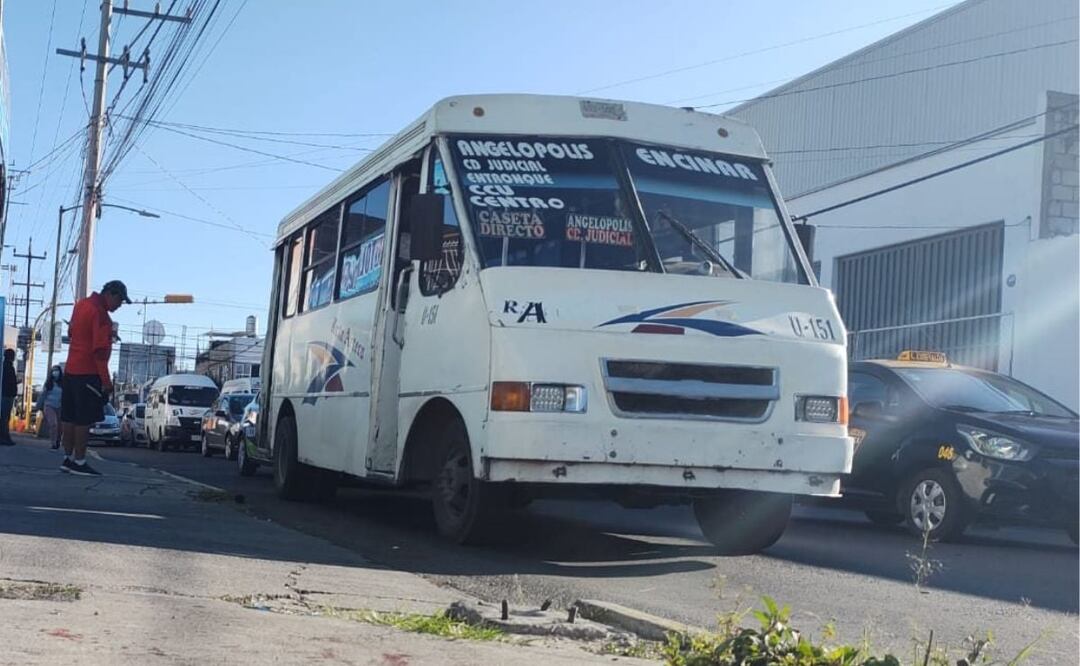 El "súbale hay lugares" mutó al "órale, ya se la saben", debido a los altos niveles de inseguridad en micros y combis | Foto: Agencia Es Imagen para El Universal Puebla