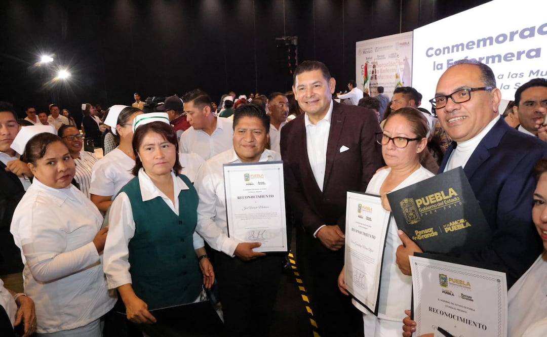 El gobernador entregó reconocimientos a personal de la salud por su labor durante la contingencia por las lluvias del año pasado | Foto: Gobierno de Puebla.
