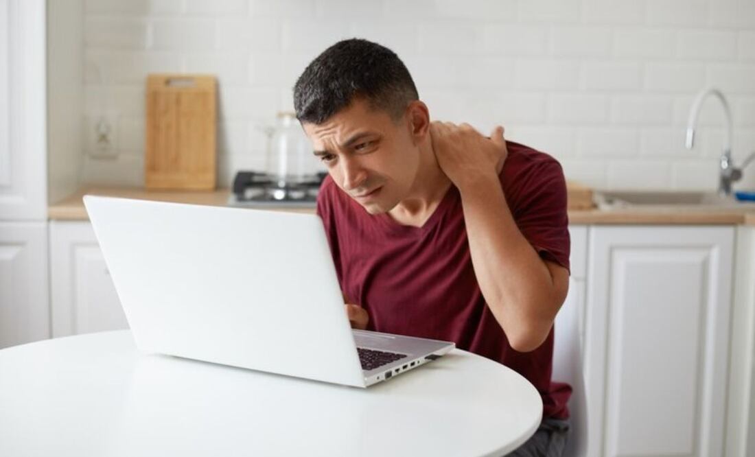 Estar mucho tiempo sentado en la computadora afecta la salud | Foto: Freepik