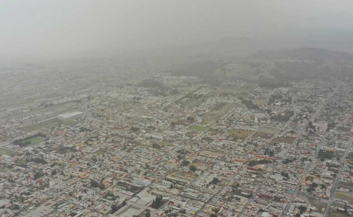 Por la intensa caída de ceniza del volcán Popocatépetl, el gobierno de Puebla anunció varias medidas de prevención | foto: AGENCIA ES IMAGEN PARA EL UNIVERSAL PUEBLA