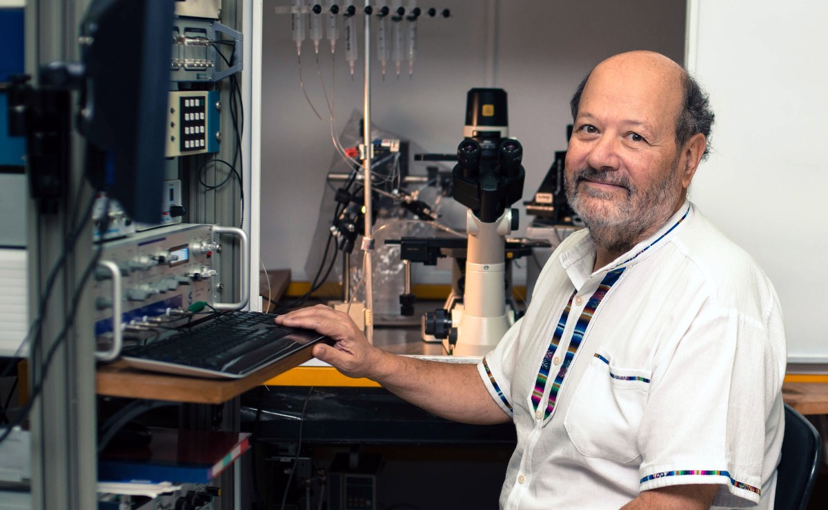 Reconocen trayectoria del titular del Laboratorio de Neurofisiología Sensorial de la BUAP