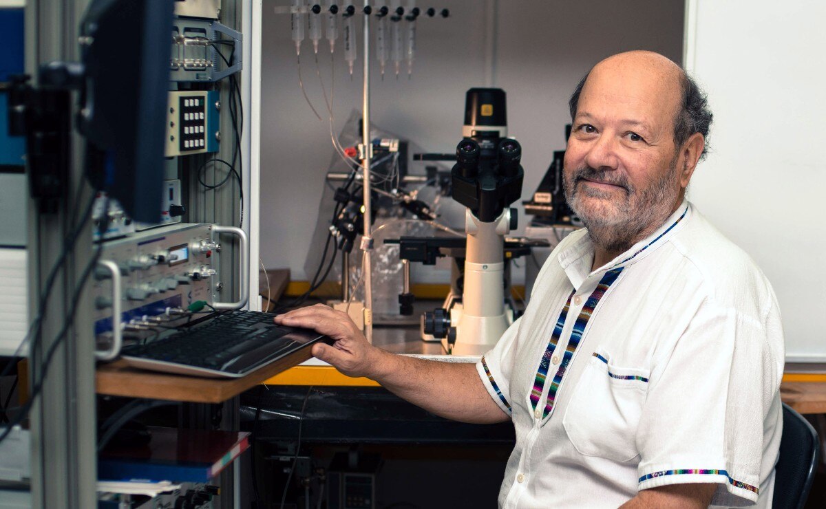 Reconocen trayectoria del titular del Laboratorio de Neurofisiología Sensorial de la BUAP