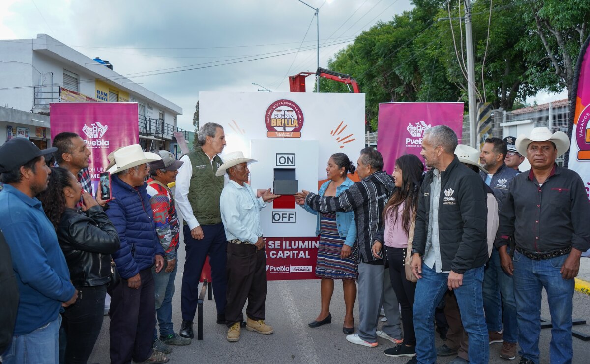 Gobierno de la Ciudad renovó el alumbrado en seis juntas auxiliares con Puebla Brilla; ahora avanzó San Andrés Azumiatla