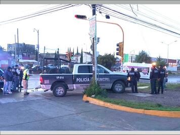 Patrulla municipal arrolla a motociclista y a su hija en Castillotla
