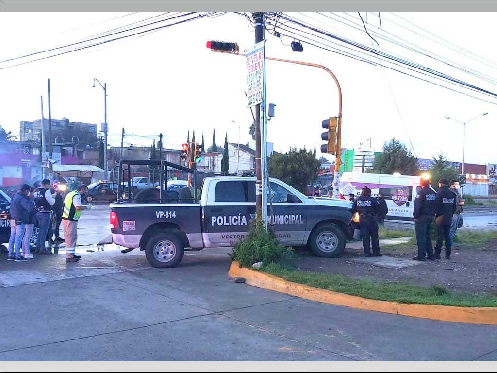 Patrulla municipal arrolla a motociclista y a su hija en Castillotla