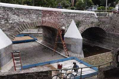 ADORNOS PATRIOS EN EL PUENTE DE OVANDO