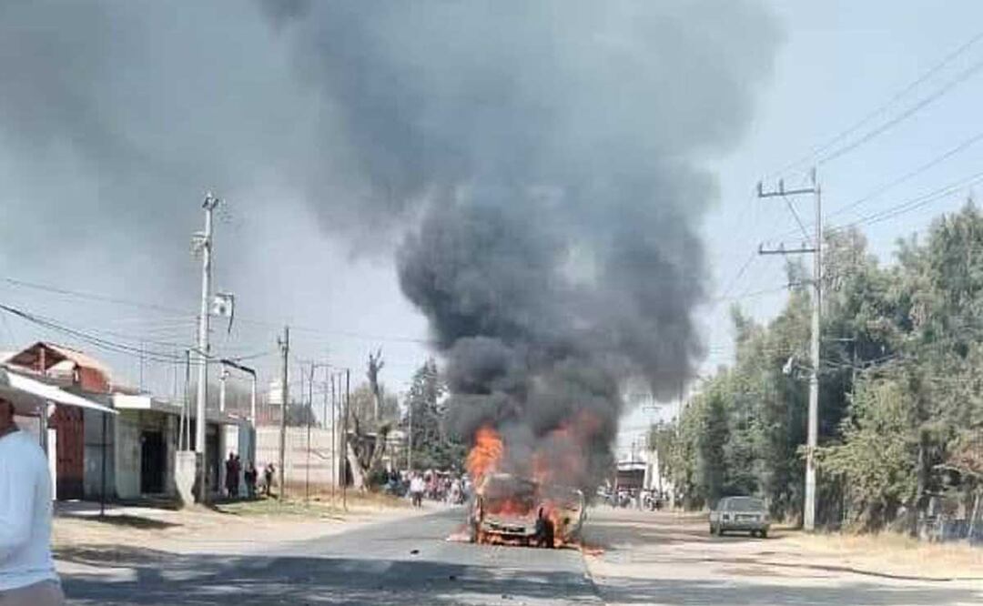 Una camioneta que transportaba pirotecnia quedó calcinada en la junta auxiliar de Santa Ana Xalmimilulco | Foto: Especial