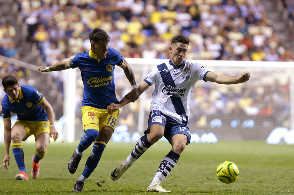 Esto ocurrió después de que Luis Santander, el árbitro central del encuentro, no sancionara un penal a favor de las águilas a pesar del forcejeo entre Henry Martín y Sebastián Olmedo.

Foto: Producción El Universal Puebla