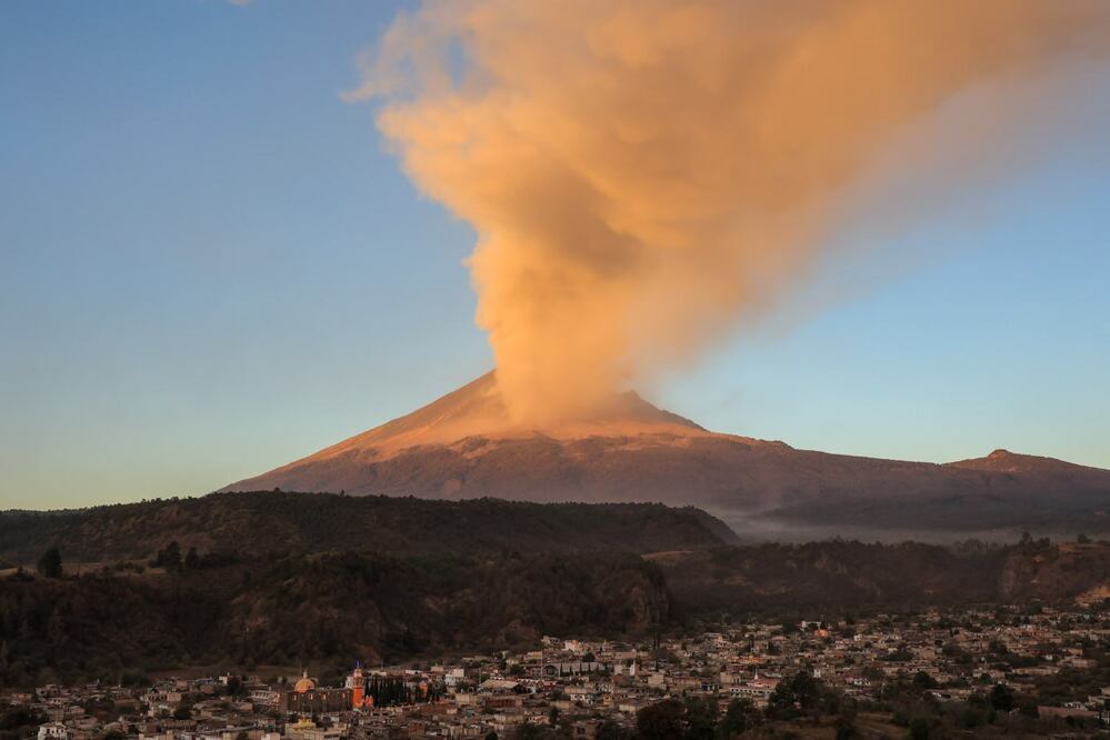 Amanece el volcán Popocatépetl con intensa actividad este 12 de marzo | EsImagen