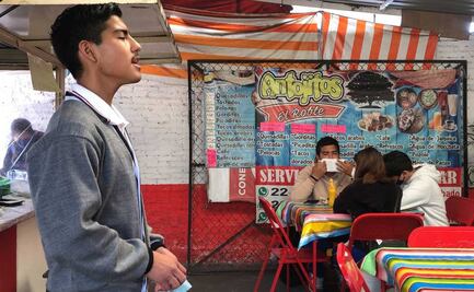 Uriel tiene 15 años, canta en fondas y micros de Puebla