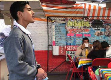 Uriel tiene 15 años, canta en fondas y micros de Puebla